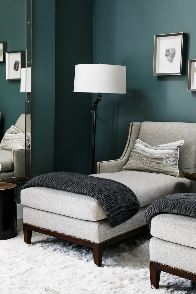 Idee per una piccola camera degli ospiti moderna con pareti grigie, moquette e pavimento beige