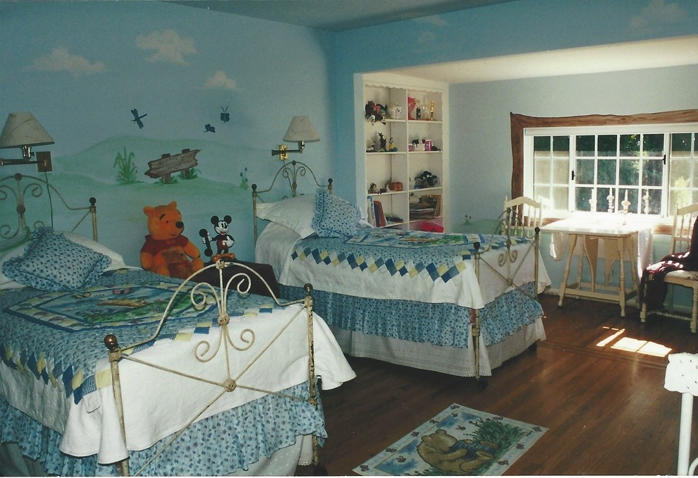 Foto di una camera da letto eclettica di medie dimensioni con pavimento in legno massello medio e pavimento marrone