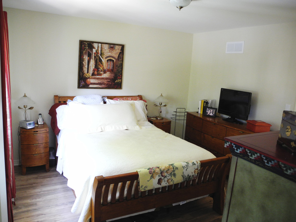 Foto de dormitorio principal contemporáneo de tamaño medio sin chimenea con paredes verdes y suelo de madera en tonos medios