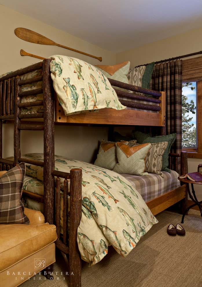 На фото: гостевая спальня (комната для гостей) в стиле рустика с бежевыми стенами и ковровым покрытием с
