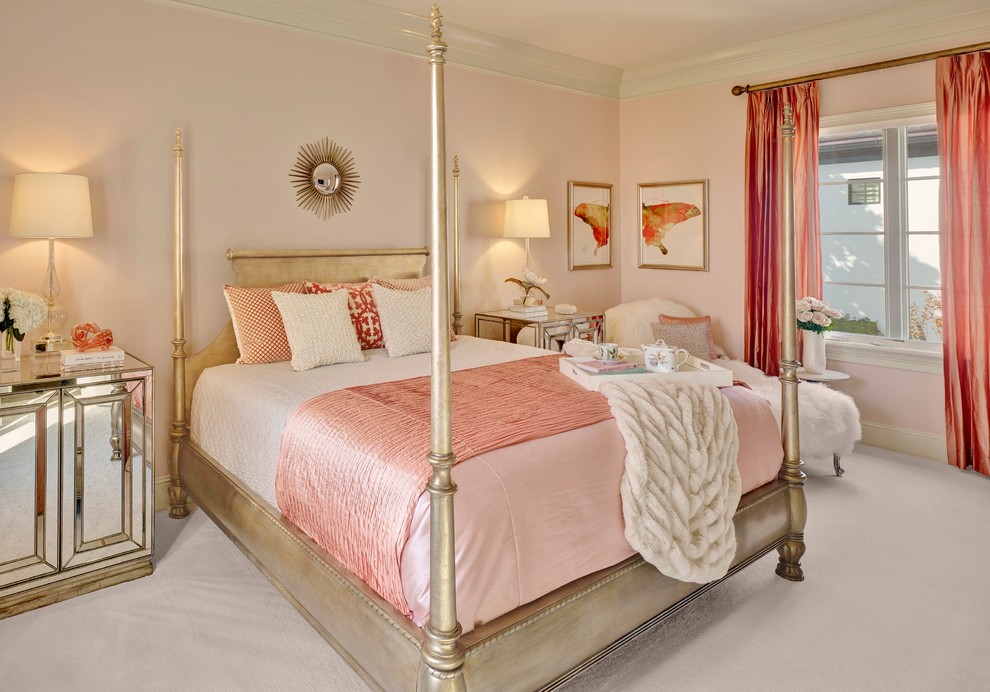 オーランドにある中くらいなトランジショナルスタイルのおしゃれな主寝室 (ピンクの壁、カーペット敷き、暖炉なし) のレイアウト