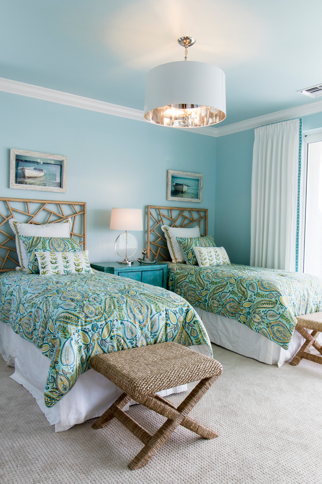 На фото: гостевая спальня (комната для гостей), среднего размера в морском стиле с синими стенами и ковровым покрытием