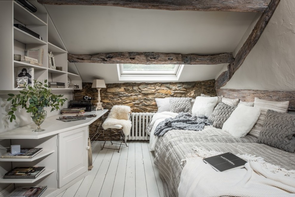 他の地域にある中くらいなカントリー風のおしゃれな客用寝室 (ベージュの壁、塗装フローリング、白い床、勾配天井)