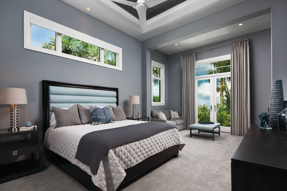 Großes Klassisches Hauptschlafzimmer ohne Kamin mit grauer Wandfarbe, Teppichboden und grauem Boden in Miami