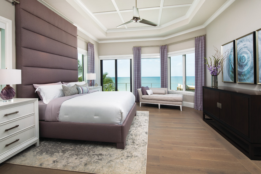 Großes Klassisches Hauptschlafzimmer ohne Kamin mit dunklem Holzboden, braunem Boden und beiger Wandfarbe in Miami