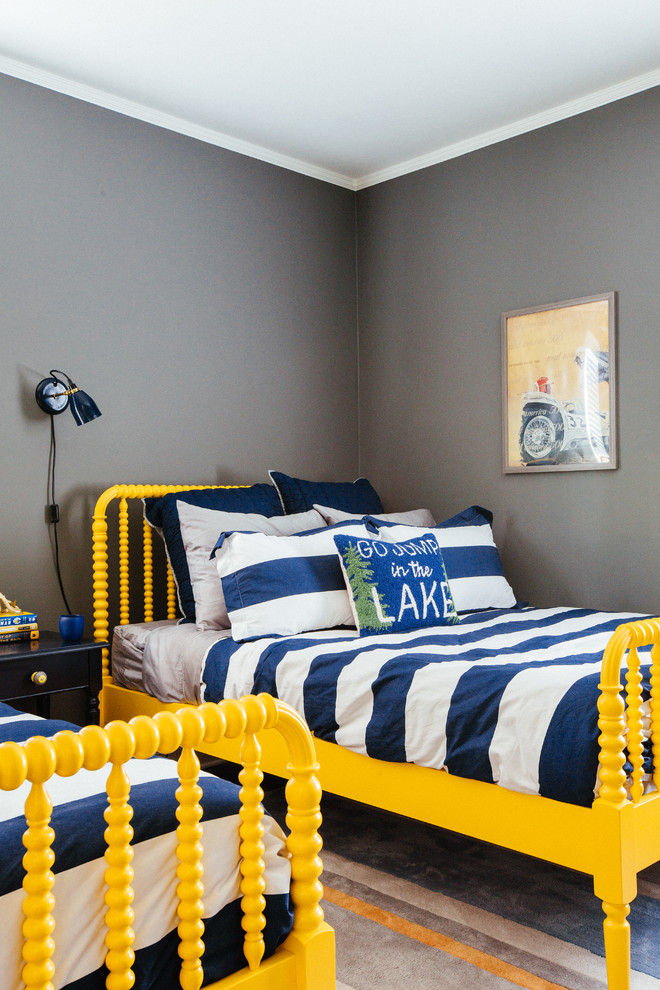 Foto de habitación de invitados campestre de tamaño medio sin chimenea con paredes grises y suelo de madera en tonos medios