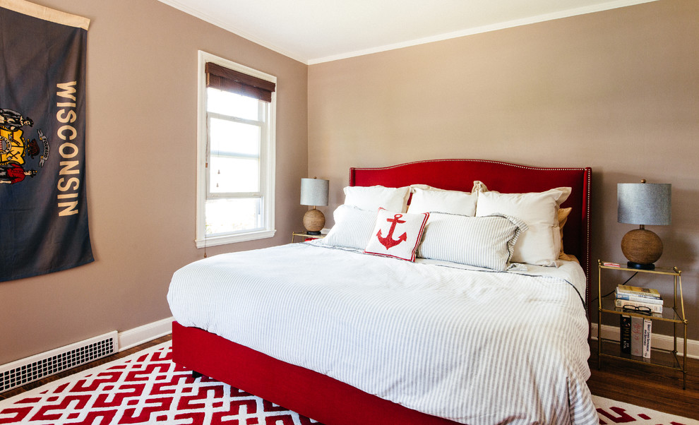 Ejemplo de dormitorio principal de estilo de casa de campo de tamaño medio sin chimenea con paredes beige y suelo de madera en tonos medios