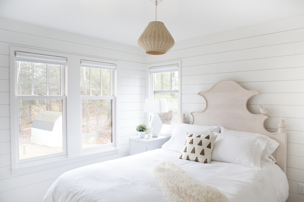 Imagen de habitación de invitados clásica renovada de tamaño medio sin chimenea con paredes blancas y suelo de madera clara