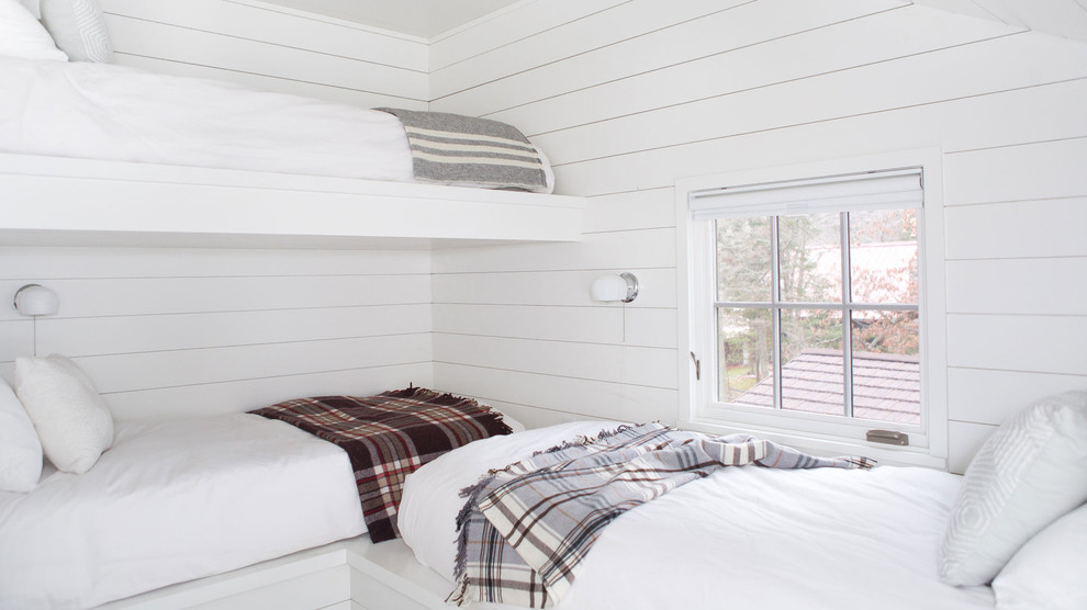 Modelo de habitación de invitados clásica renovada de tamaño medio sin chimenea con paredes blancas y suelo de madera clara