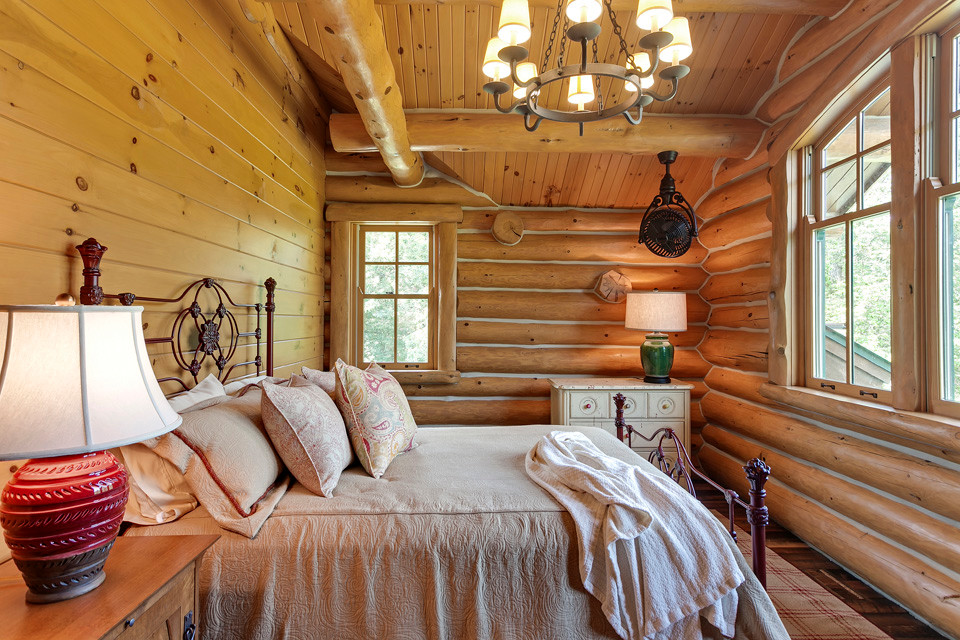 Esempio di una camera degli ospiti rustica di medie dimensioni con pavimento in legno massello medio