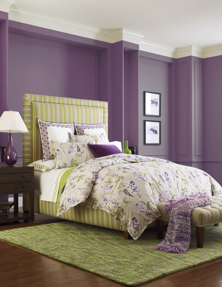 Réalisation d'une chambre parentale minimaliste de taille moyenne avec un mur violet, parquet foncé, aucune cheminée et un sol marron.