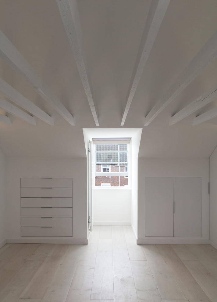 Idee per una camera matrimoniale minimal di medie dimensioni con pareti bianche