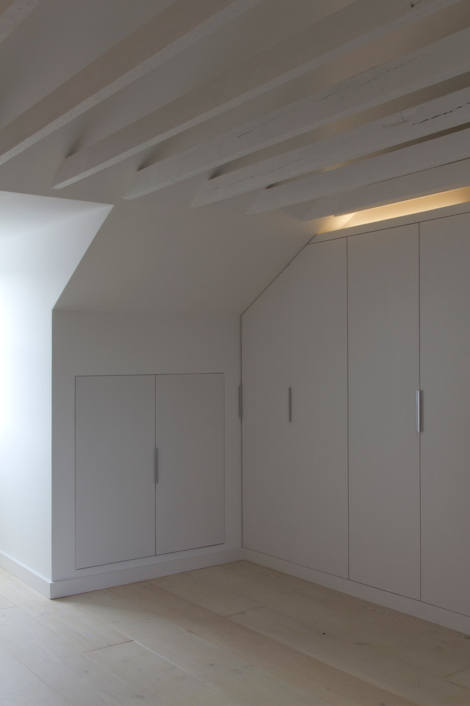 Ejemplo de dormitorio principal contemporáneo de tamaño medio con paredes blancas
