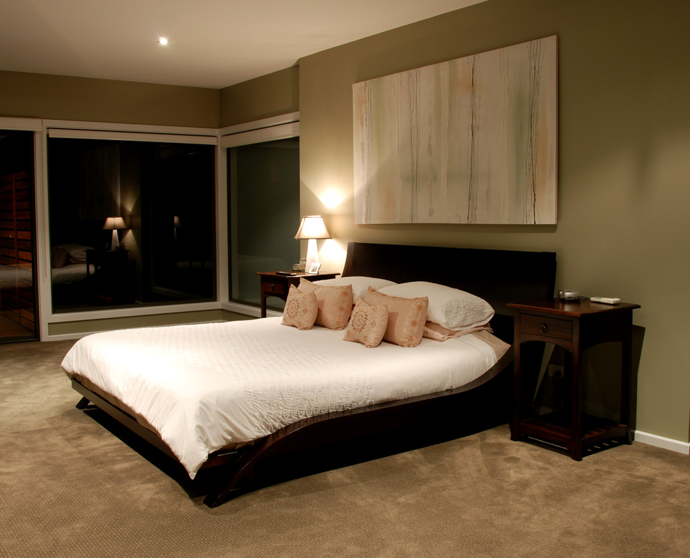 Пример оригинального дизайна: хозяйская спальня среднего размера в стиле модернизм с зелеными стенами, ковровым покрытием и бежевым полом без камина