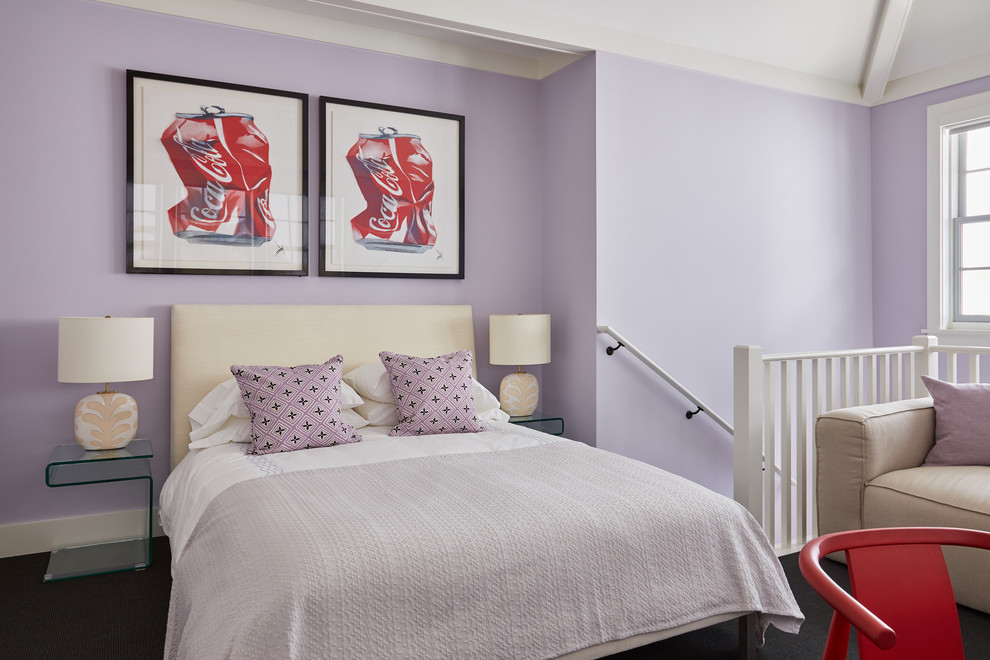Esempio di una camera da letto costiera con pareti viola e pavimento nero