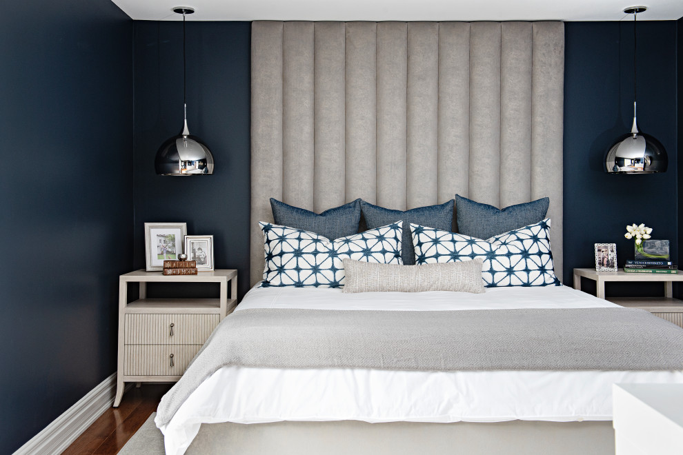 Foto de dormitorio principal clásico renovado grande con paredes azules, suelo de madera en tonos medios y suelo marrón