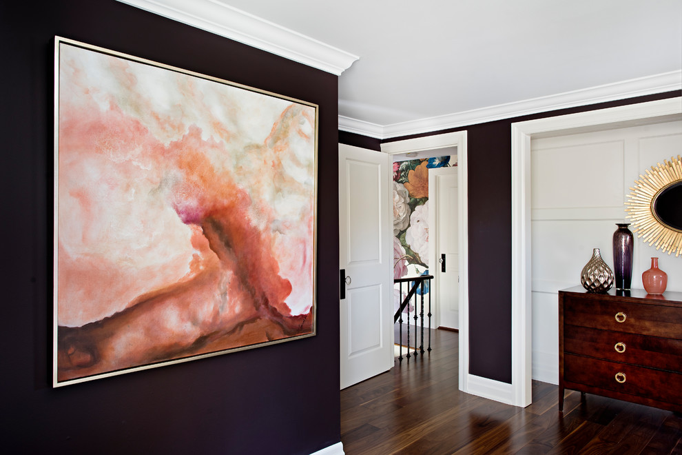 Ispirazione per una camera matrimoniale classica di medie dimensioni con pareti viola e pavimento in legno massello medio