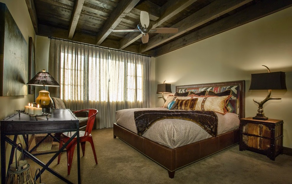 Стильный дизайн: маленькая хозяйская спальня в стиле рустика с бежевыми стенами и ковровым покрытием для на участке и в саду - последний тренд
