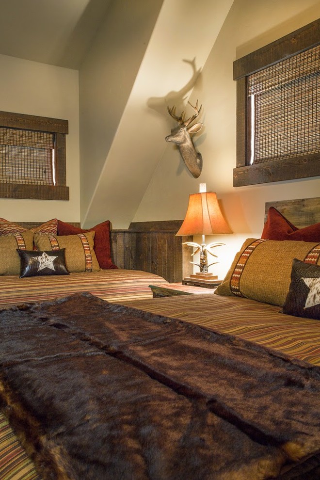 Foto de habitación de invitados rústica pequeña con paredes beige y moqueta