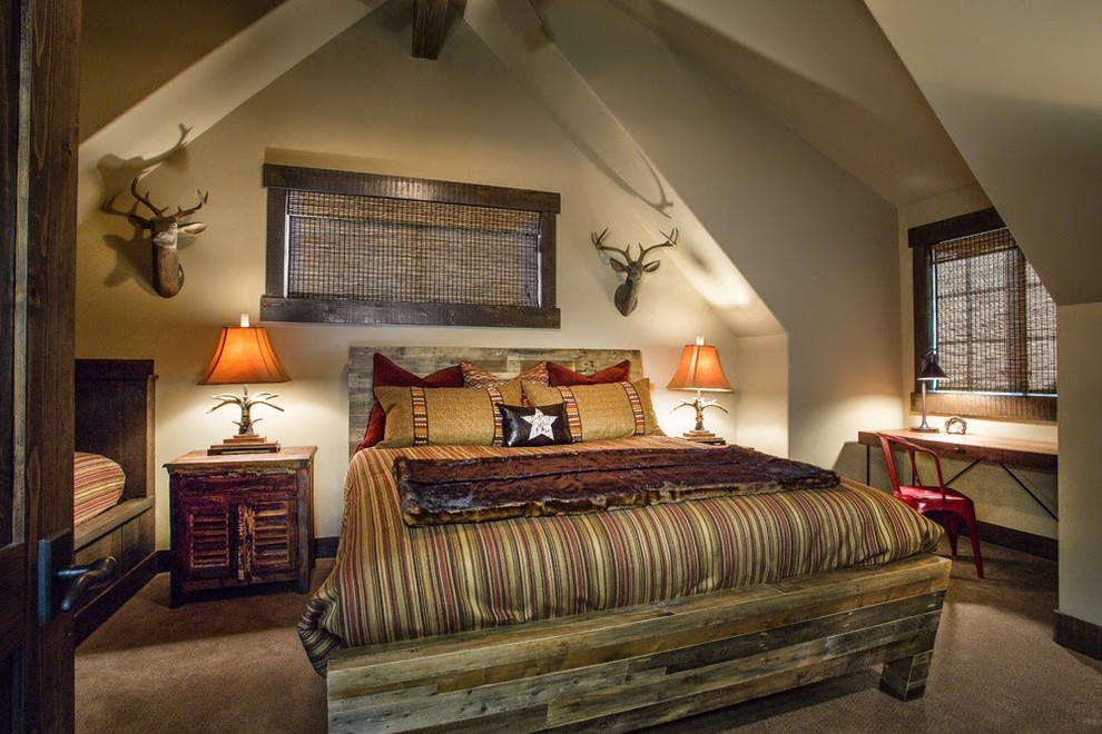Ejemplo de habitación de invitados rural pequeña con paredes beige y moqueta