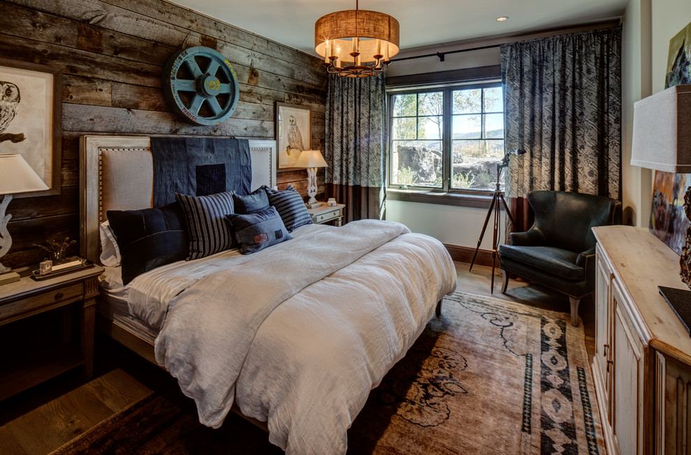 Immagine di una camera degli ospiti country con pavimento in legno massello medio e pavimento marrone