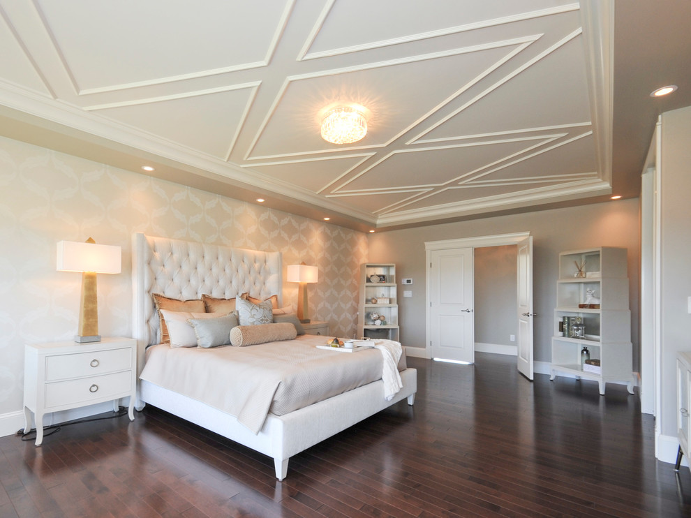 Стильный дизайн: большая хозяйская спальня в классическом стиле с серыми стенами и темным паркетным полом без камина - последний тренд