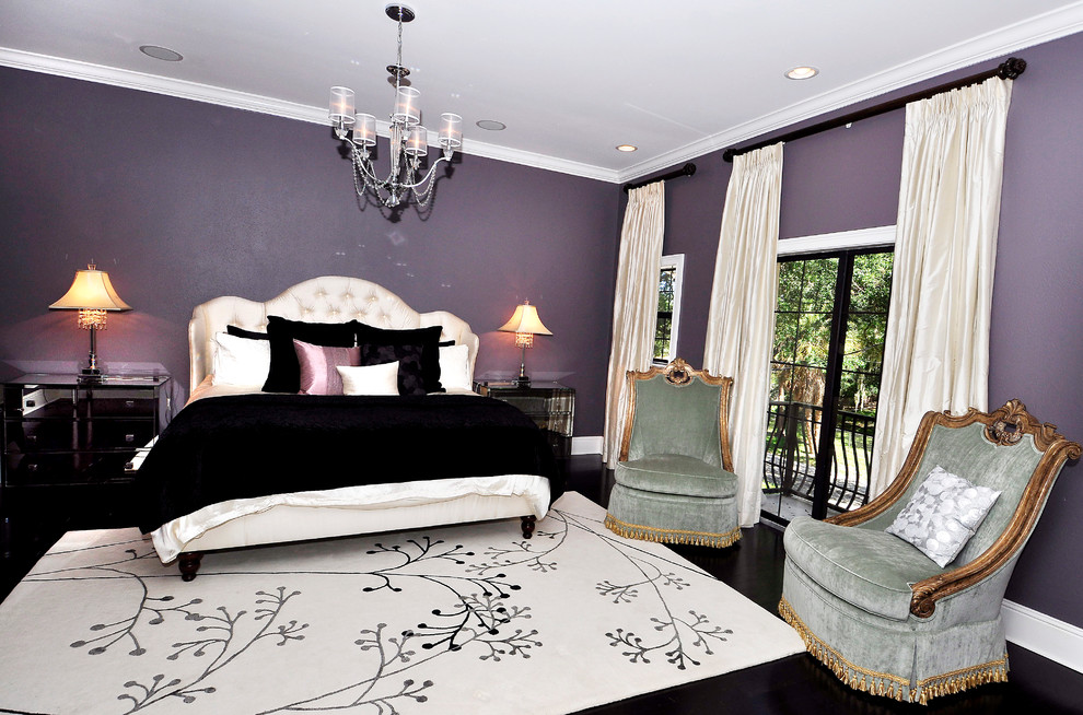 Пример оригинального дизайна: большая хозяйская спальня в стиле неоклассика (современная классика) с фиолетовыми стенами и темным паркетным полом