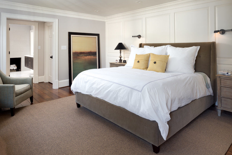 На фото: хозяйская спальня в классическом стиле с белыми стенами и темным паркетным полом с