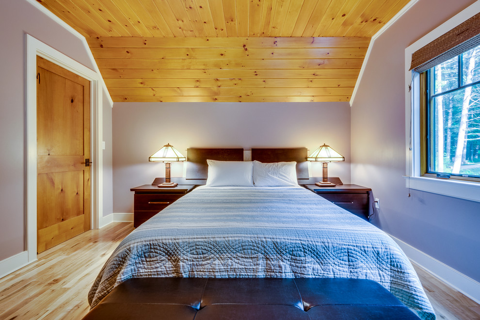 Пример оригинального дизайна: спальня среднего размера на антресоли в современном стиле с фиолетовыми стенами и светлым паркетным полом без камина