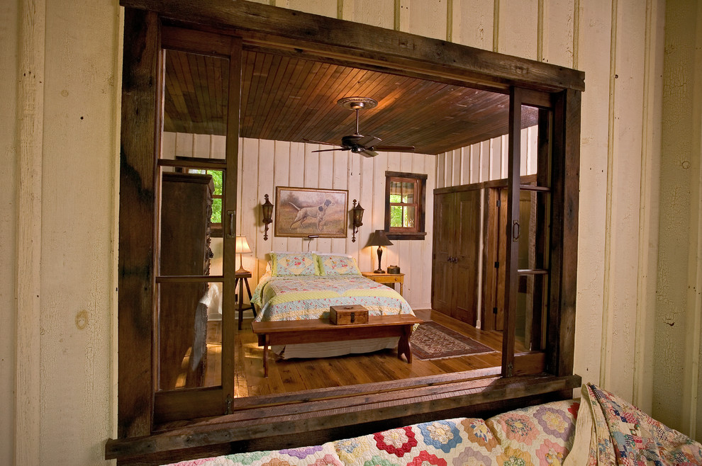 Idéer för rustika sovrum, med beige väggar och mellanmörkt trägolv