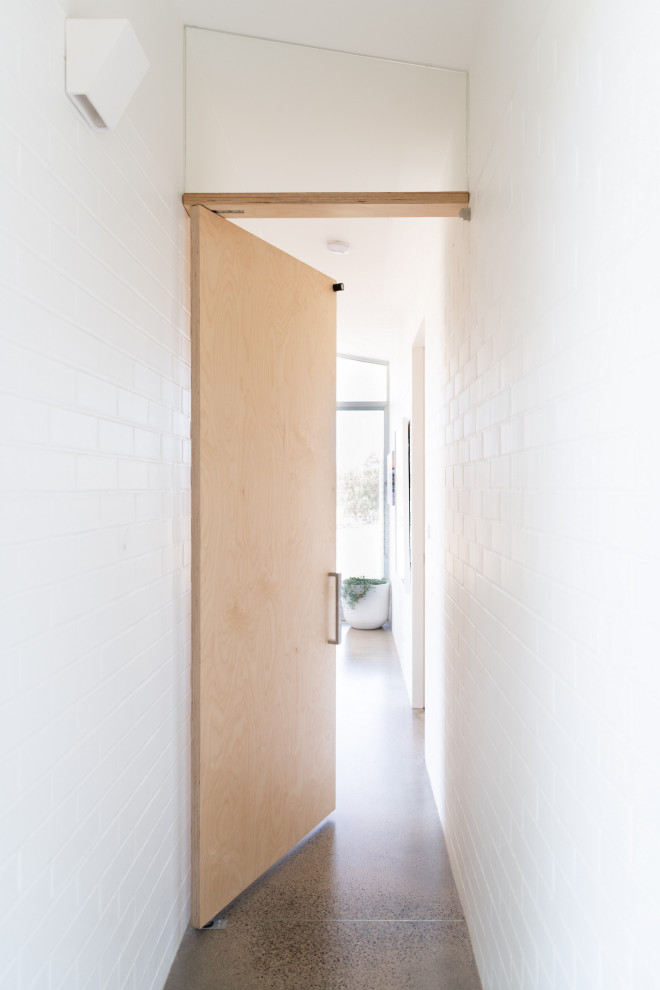 Inspiration för ett mellanstort funkis sovrum, med vita väggar, betonggolv och grått golv
