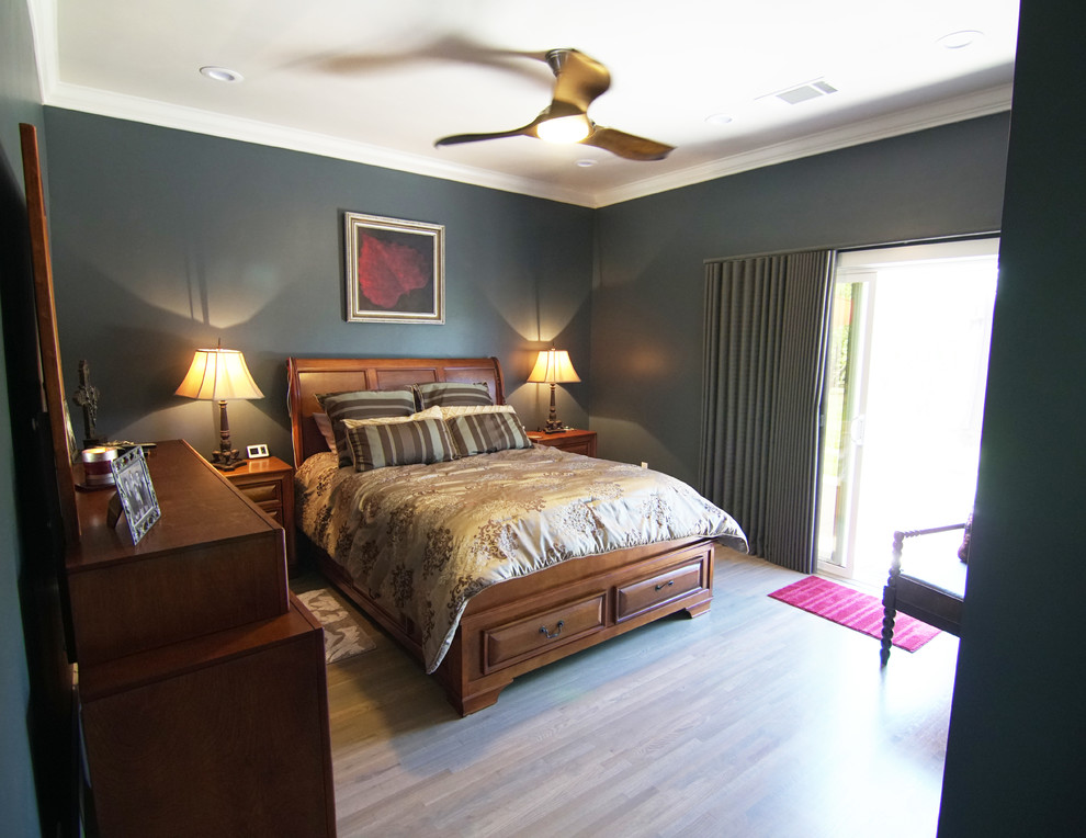 На фото: хозяйская спальня в классическом стиле с серыми стенами, светлым паркетным полом и бежевым полом без камина