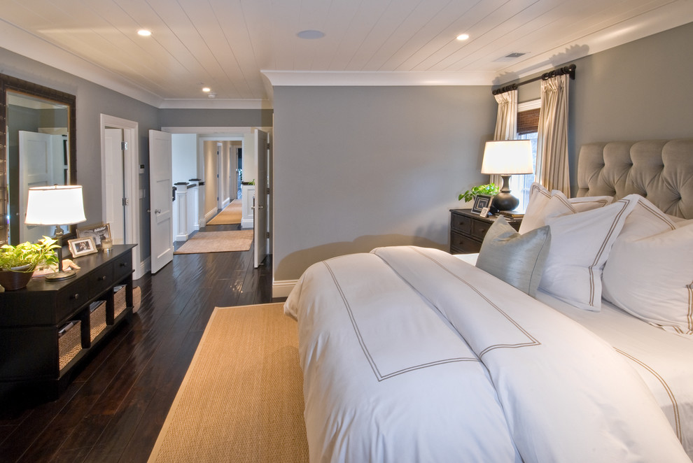 Foto de dormitorio principal tradicional renovado de tamaño medio sin chimenea con paredes grises y suelo de madera oscura