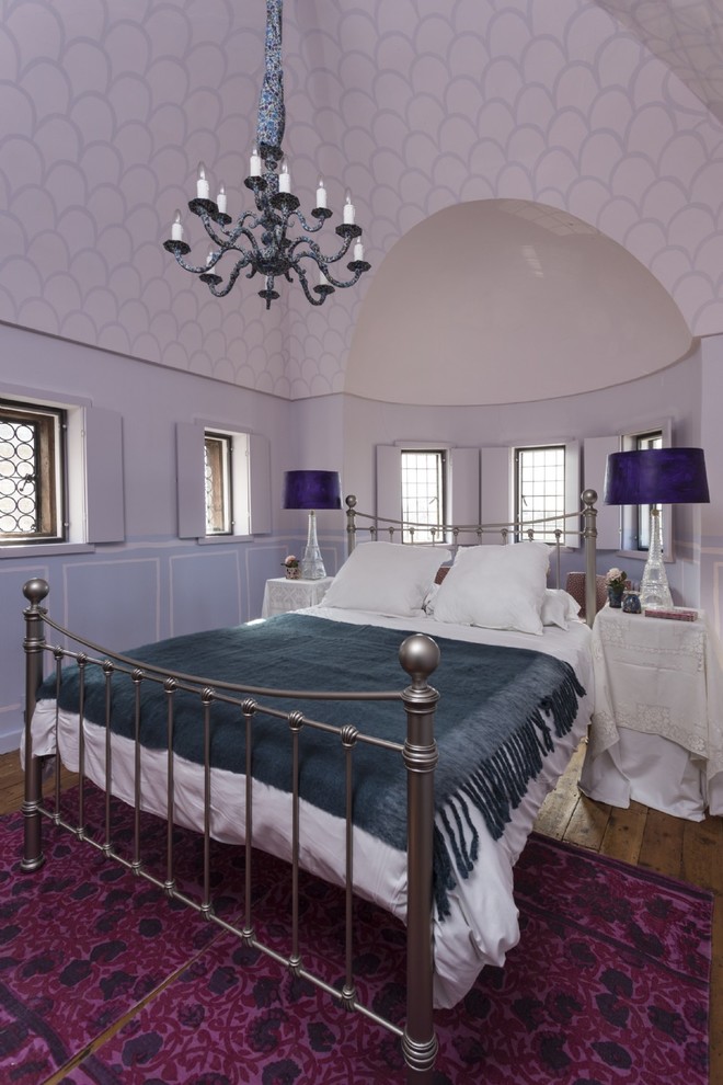 Idee per una camera da letto eclettica di medie dimensioni con pareti viola, parquet chiaro e pavimento marrone