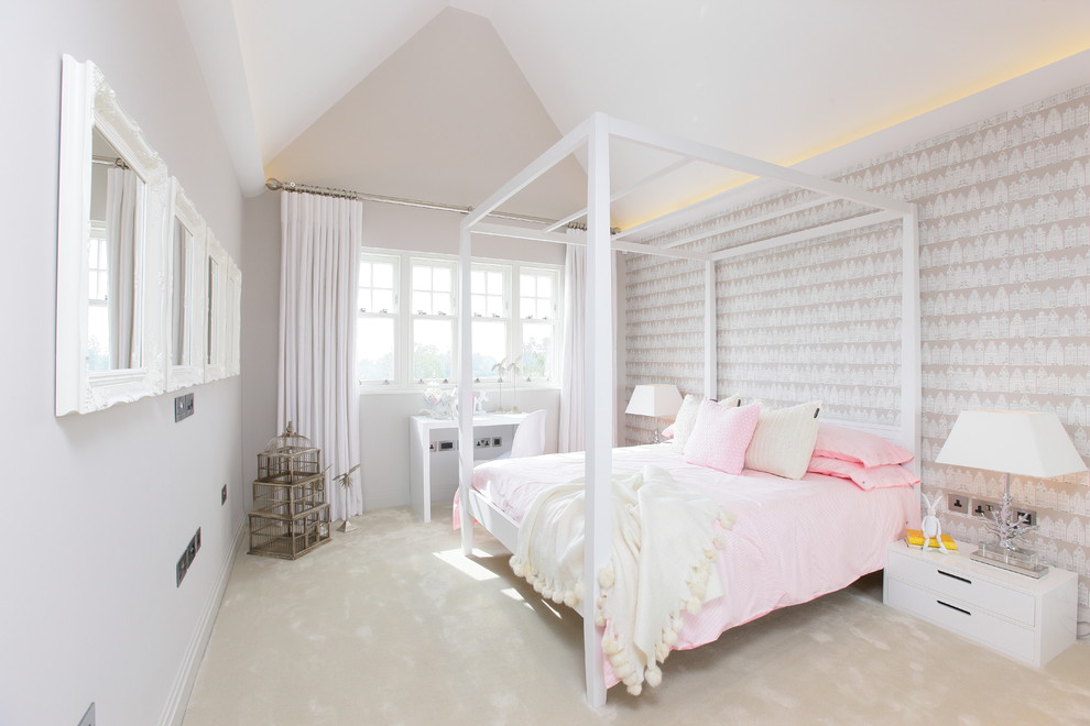 Exempel på ett modernt sovrum, med lila väggar och heltäckningsmatta