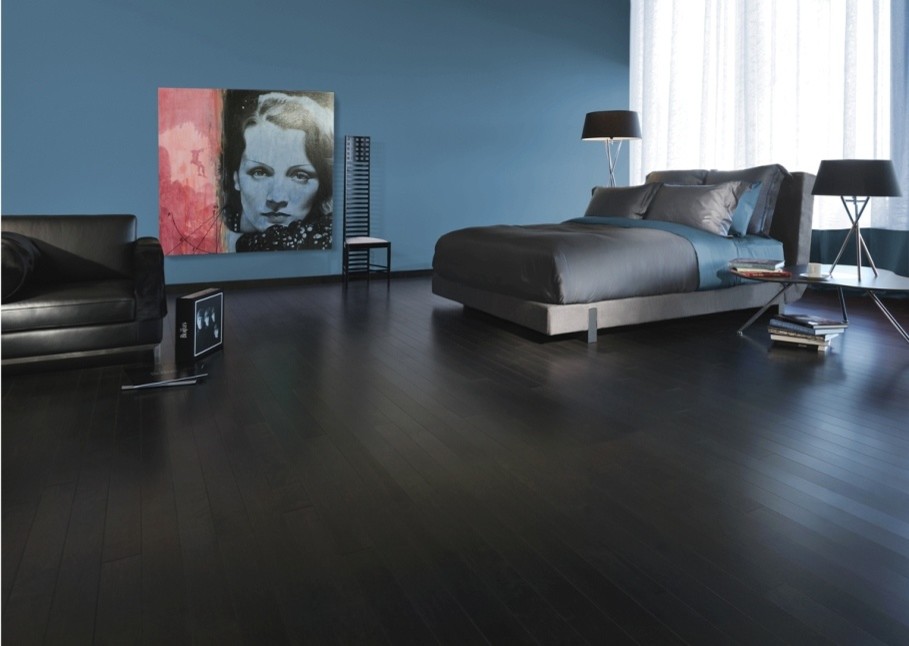 Großes Modernes Hauptschlafzimmer ohne Kamin mit blauer Wandfarbe, dunklem Holzboden und schwarzem Boden in Sonstige