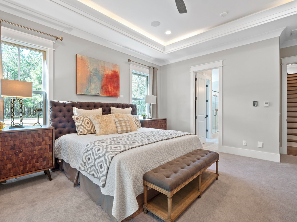 Modelo de dormitorio clásico renovado con paredes grises, moqueta y suelo gris