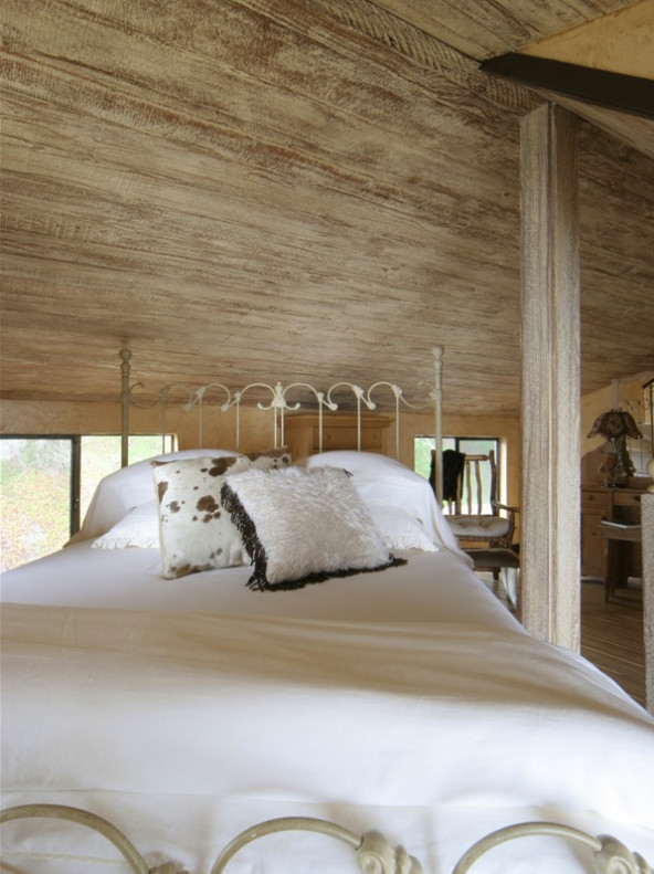 Foto di una grande camera degli ospiti con pareti beige, pavimento in legno massello medio, nessun camino e pavimento marrone