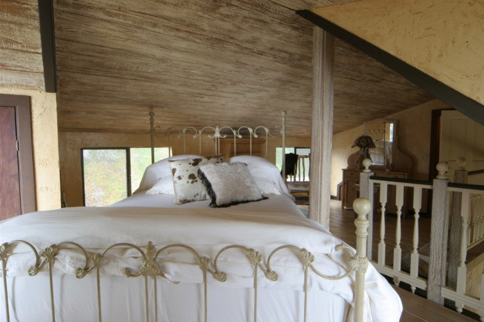 На фото: большая гостевая спальня (комната для гостей) с бежевыми стенами, паркетным полом среднего тона и коричневым полом без камина