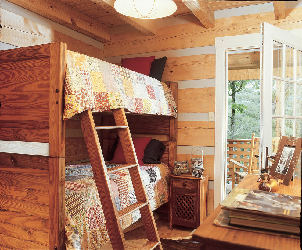 Modelo de habitación de invitados rústica de tamaño medio con paredes beige y suelo de madera clara