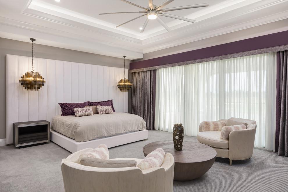 Modelo de dormitorio actual con paredes púrpuras, moqueta y suelo gris
