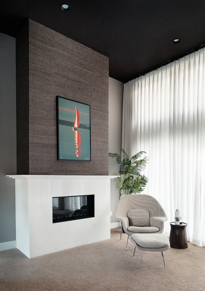 Idée de décoration pour une grande chambre avec moquette vintage avec un mur marron, une cheminée standard et un manteau de cheminée en carrelage.