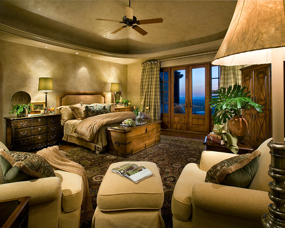 Imagen de dormitorio principal mediterráneo grande con paredes beige, suelo de madera oscura y suelo marrón