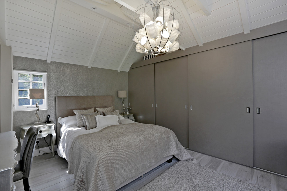 Imagen de dormitorio clásico renovado con paredes grises y suelo gris