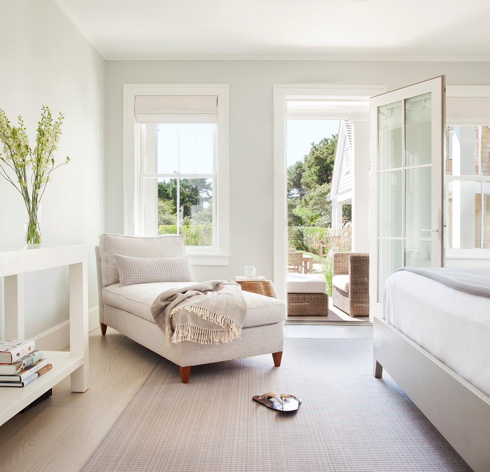 Inspiration för moderna sovrum, med grå väggar och ljust trägolv