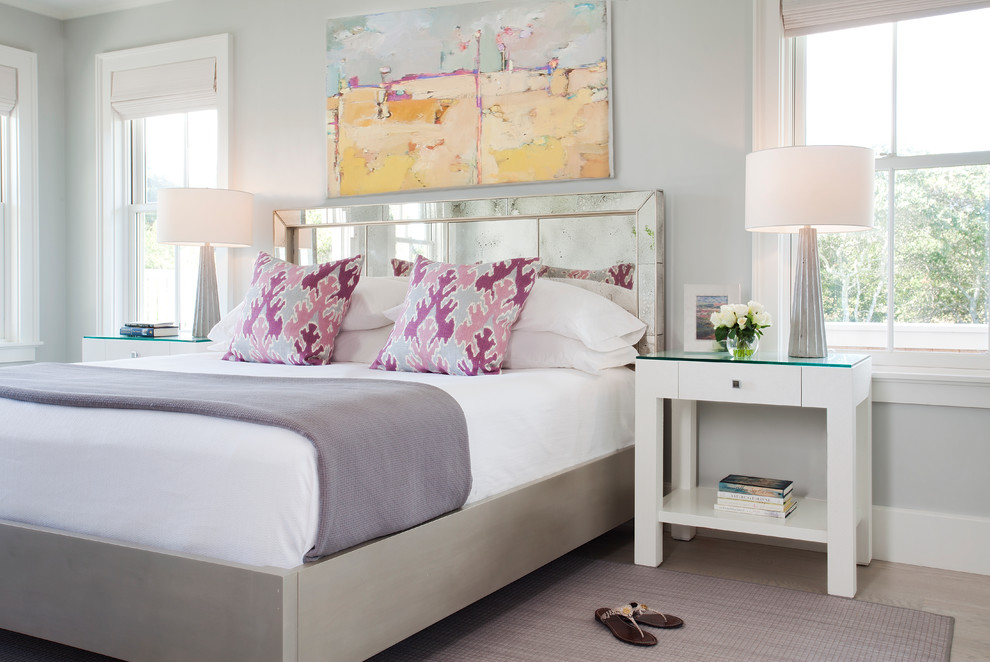 Cette image montre une chambre grise et rose design avec un mur gris, parquet clair et aucune cheminée.