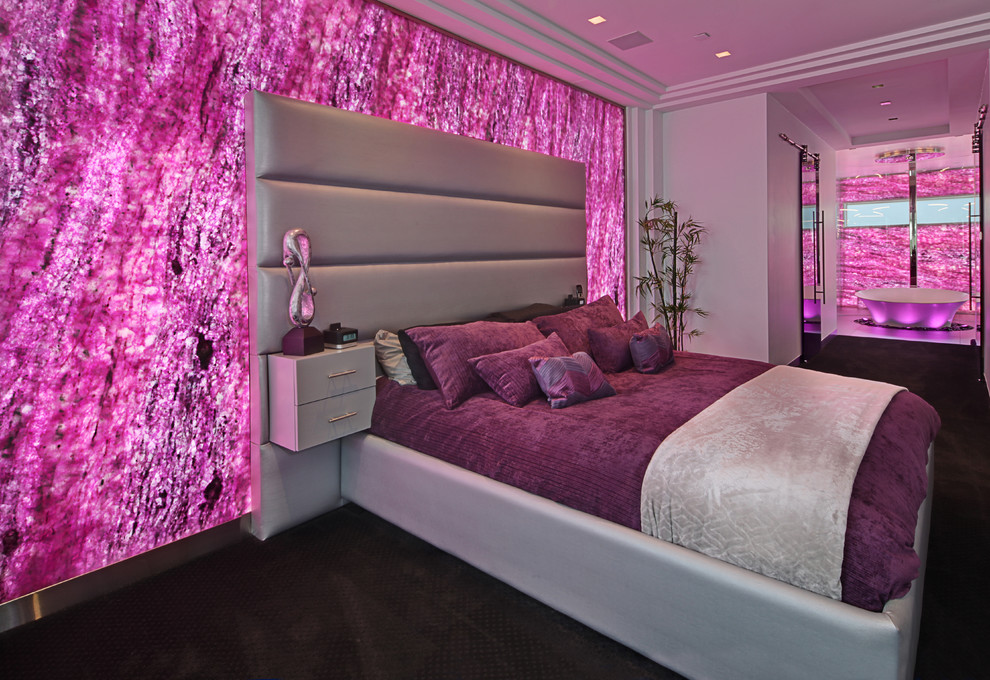 Свежая идея для дизайна: большая хозяйская спальня в современном стиле с разноцветными стенами и ковровым покрытием - отличное фото интерьера
