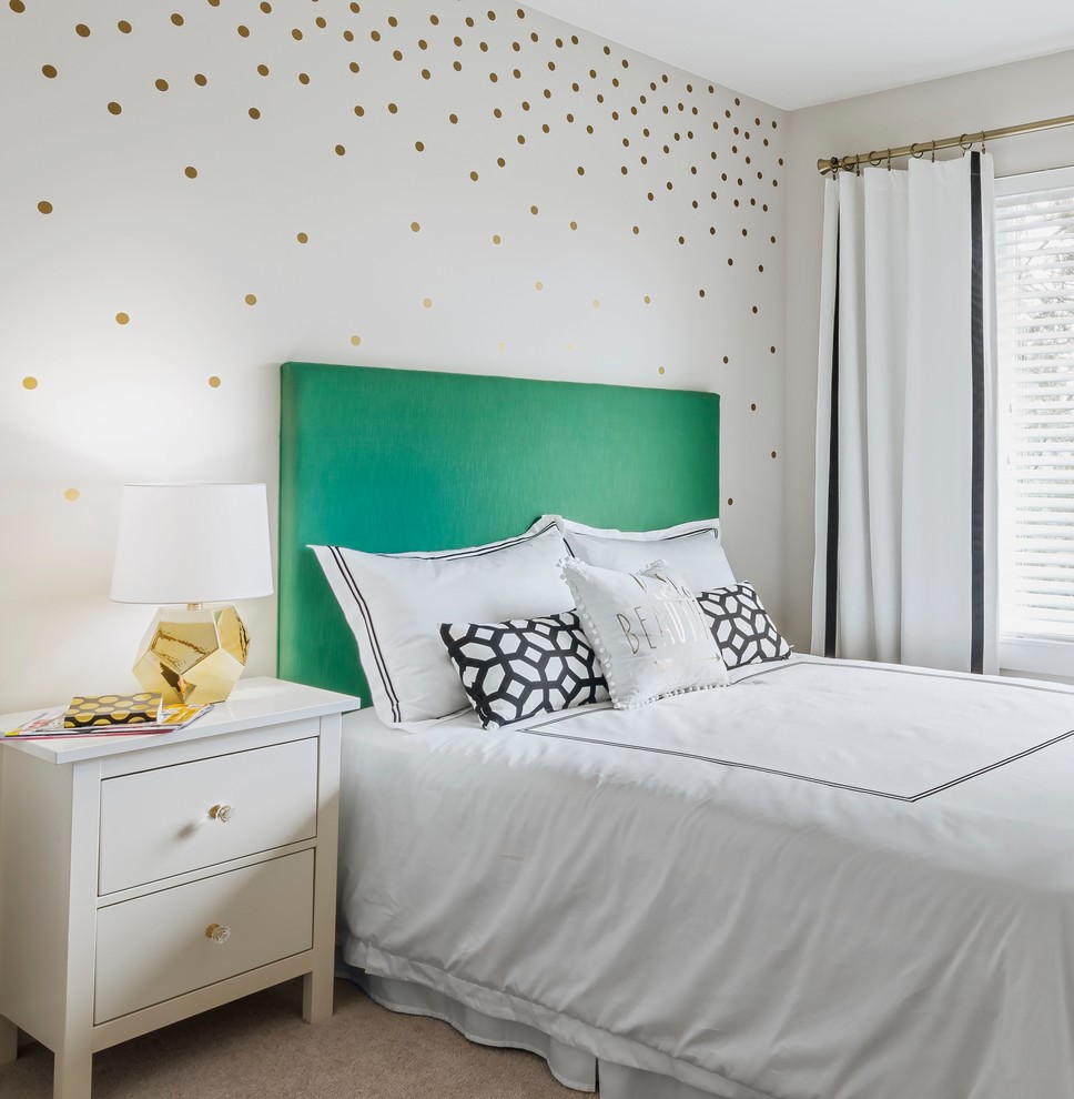 Пример оригинального дизайна: спальня в стиле неоклассика (современная классика) с белыми стенами, ковровым покрытием и акцентной стеной