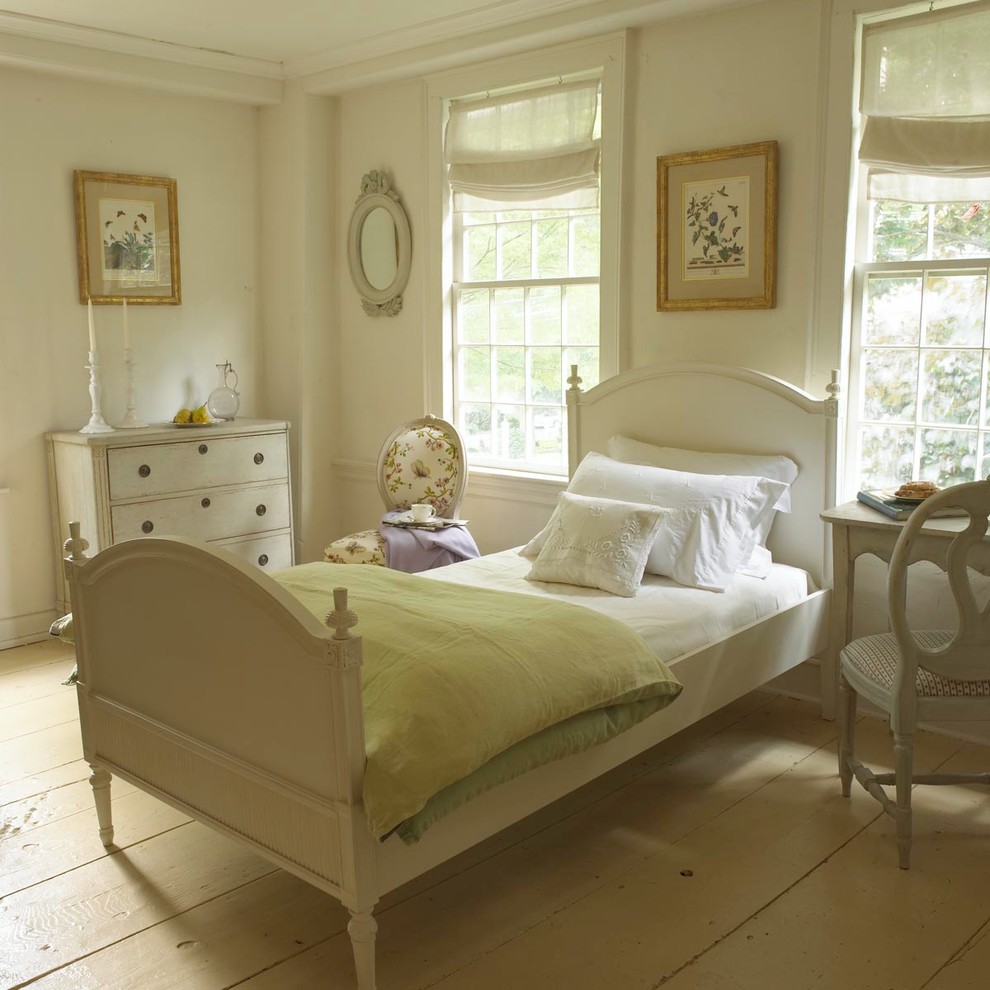 Idéer för stora vintage gästrum, med beige väggar och ljust trägolv