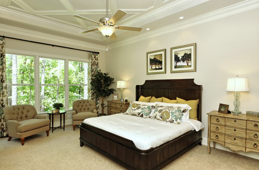 Imagen de dormitorio principal clásico grande sin chimenea con paredes blancas y moqueta